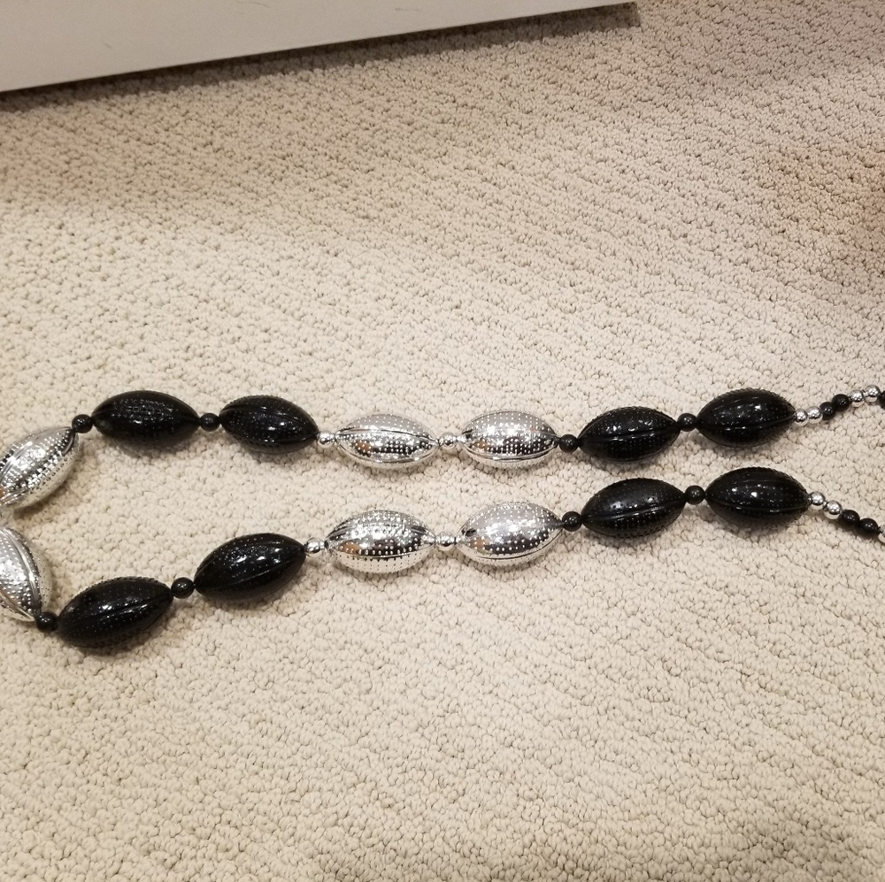 Silver and black lei
